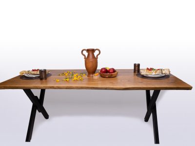 Ръчно изработена дървена маса