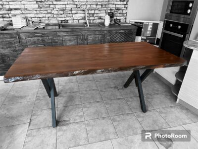 Масивна дървена маса от орех с метални крака е перфектния завършек във вашия дом или офис.