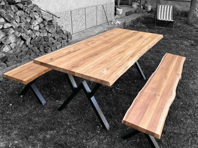 Дървена маса с дървени пейки