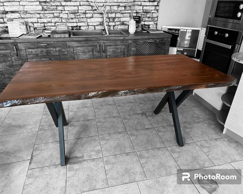 Масивна дървена маса от орех с метални крака е перфектния завършек във вашия дом или офис.