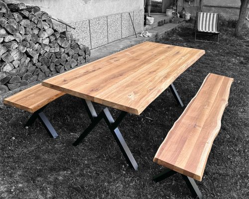 Дървена маса с дървени пейки