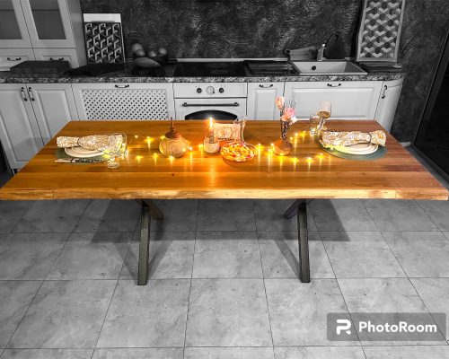 Дървена разтегателна маса с допълнителни дървени крила е отлично решение за всеки дом.